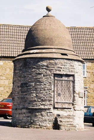 Circular_lock-up_castle_cary